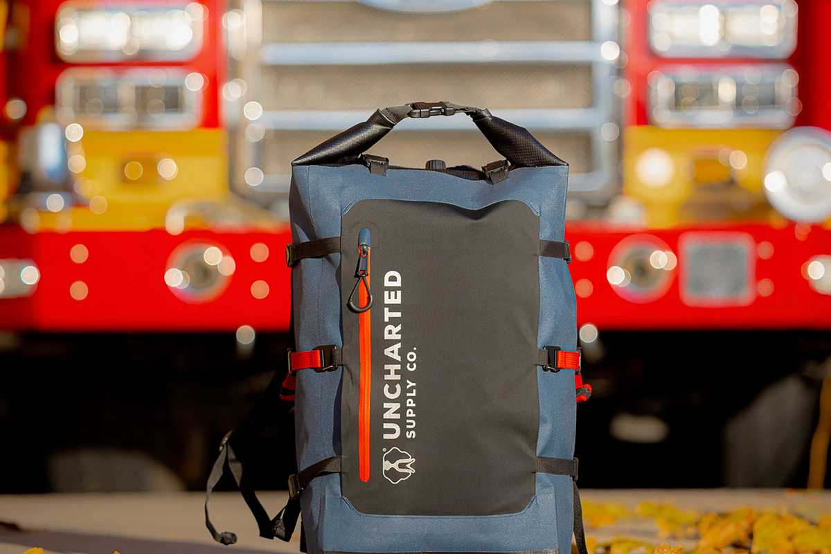 PANTONE　サバイバルキット　フルエディション THE SEVENTY2® Pro Survival System | Uncharted Supply Co